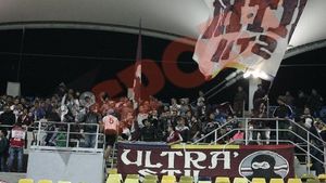 Mai mulți suporteri de la Dinamo - Rapid, sancționați
