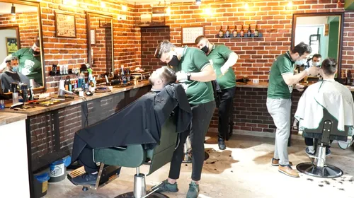Fanii unei echipe de mare tradiție se pot tunde gratis la un barber shop cunoscut din București, aproape de cartierul dinamoviștilor | SPECIAL