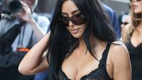 Kim Kardashian, apariție fără inhibiții la Monaco. Și-a arătat bustul generos după ce a venit direct de pe iaht la Marele Premiu de Formula 1