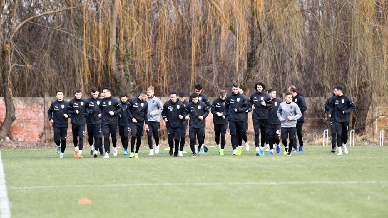 Universitatea Craiova s-a reunit! Şase jucători nu au fost incluşi de Reghecampf în lotul pentru stagiul din Antalya