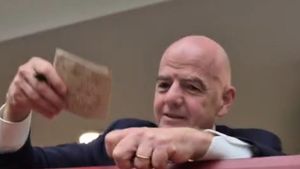 Un suporter român, prezent la meciul Elveția - Columbia, i-a dat o scrisoare lui Gianni Infantino! Ce l-a rugat pe șeful FIFA. EXCLUSIV