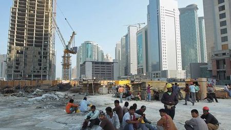 Muncitorii nepalezi din Qatar nu sunt lăsați să participe la funeraliile celor dragi. Angajatorii le-au luat pașapoartele și sunt imuni la tragedia acestora: "De când a fost cutremurul, nu am mai vorbit cu soția și cu copiii"