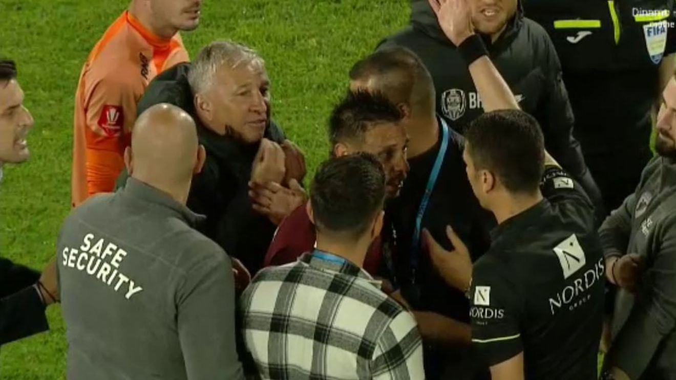 Zoli Iașko a sărit la bătaie cu Dan Petrescu, după finalul meciului CFR Cluj - Farul 1-2! Scandal monstru pe teren între prietenul lui Gică Hagi și antrenorul ardelenilor: Camora a intervenit în forță! | VIDEO