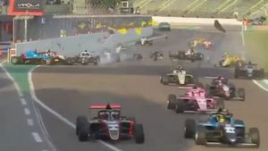 Scene incredibile la Imola! Accident cu 15 bolizi la startul cursei, un român a fost prezent pe pistă dar a scăpat ca prin minune: „A fost înfricoșător”. VIDEO