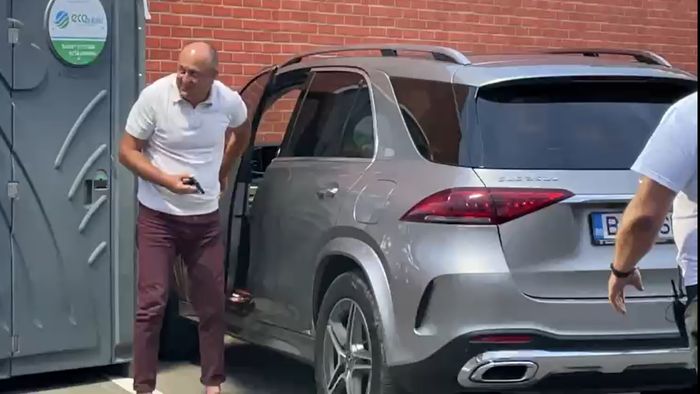 Dan Şucu, un patron fără fițe! Milionarul patron de la Rapid a parcat bolidul de lux lângă toaleta publică de la stadionul din Voluntari | VIDEO