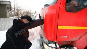 FOTO** Super Copos a făcut spectacol în Vrancea! :) A împins camionul cu alimente pentru sinistrați, după ce acesta a rămas blocat