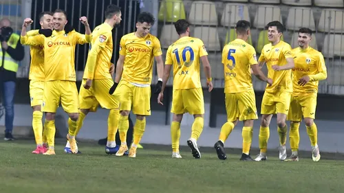 Fotografia care-l dă de gol! Fotbalistul-parior de la Petrolul stă cu banii în mână într-o casă de pariuri