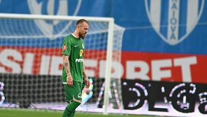 Denis Alibec a scăpat ieftin după cartonașul roșu primit în meciul cu Universitatea Craiova! Ce sancțiune a primit atacantul lui Gică Hagi