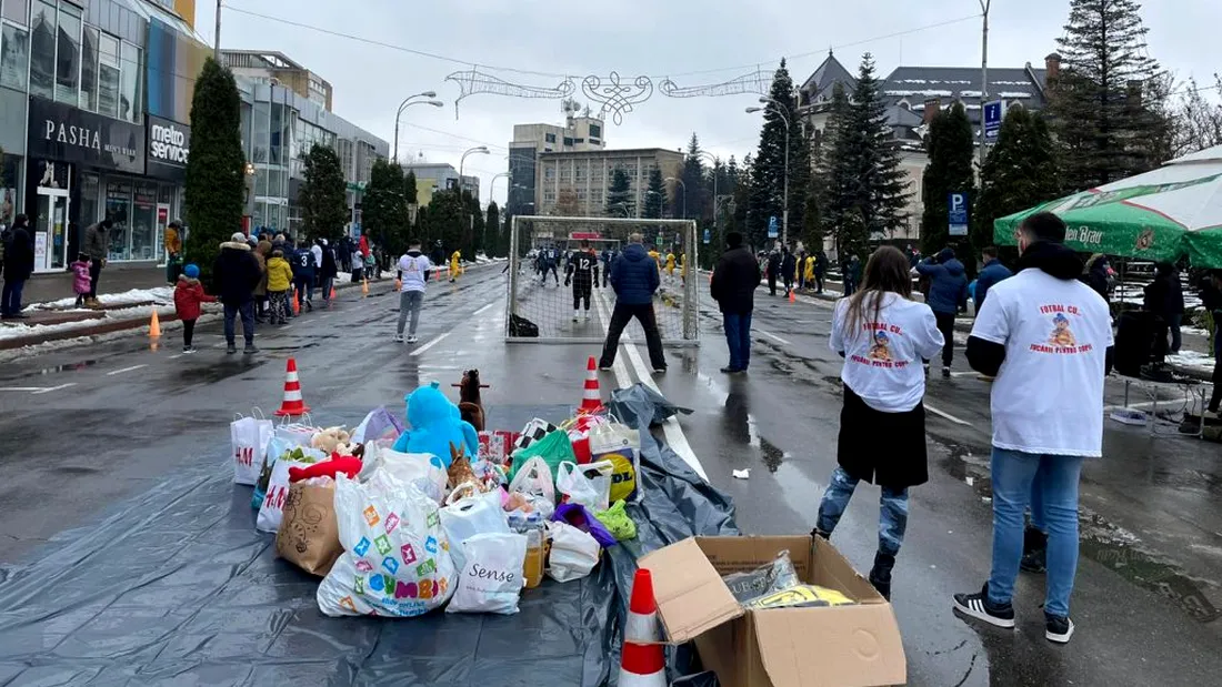 FOTO | Eveniment caritabil pe străzile din Piatra Neamț. CSM Ceahlăul a intrat la joc într-un amical cu echipa de futsal a orașului și a dat o mână de ajutor