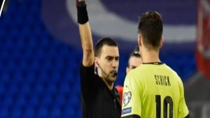 S-a enervat Ovidiu Hațegan! Record pentru centralul român: două cartonașe roșii în preliminariile CM 2022!