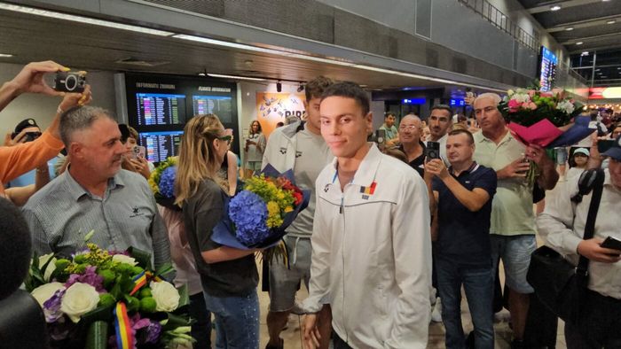 Eroul național David Popovici, așteptat de sute de oameni în aeroport, la revenirea în România cu cele două medalii de aur din Singapore: „A fost un concurs revelator”