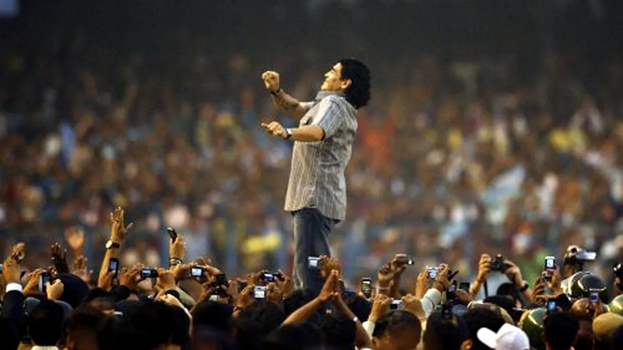 Fotografia zilei / Maradona este privit ca un zeu