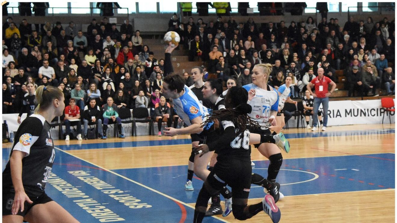 CSM București, antrenament cu public pe terenul „lanternei”. Cristina Neagu, luată cu asalt la Iași. Starul campioanei a stat peste o oră pentru a se fotografia cu sute de fani din Moldova