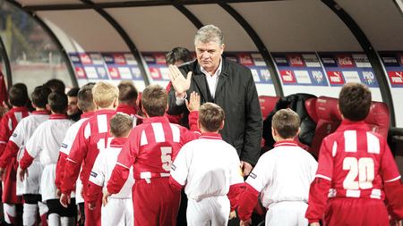 CONDAMNAT să rămână la Dinamo!** Cum i s-a prelungit contractul lui Andone unilateral