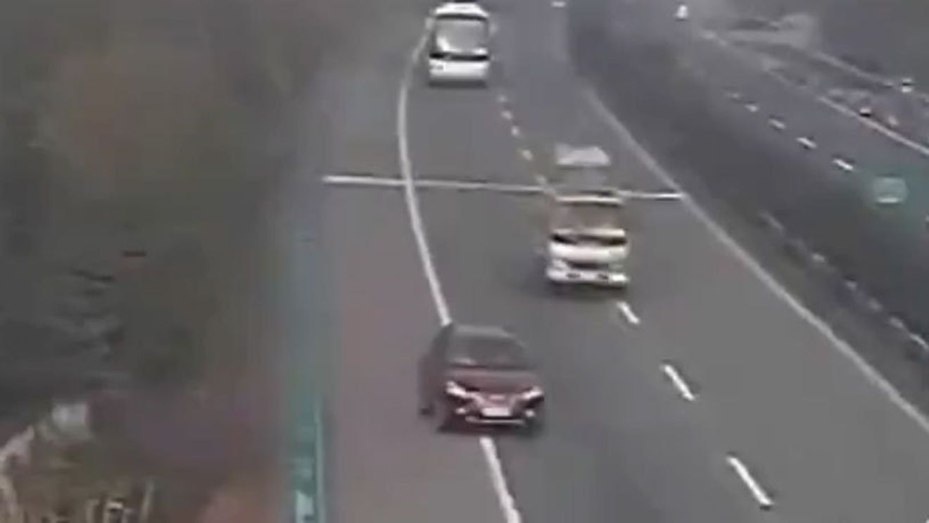 VIDEO O șoferiță a "ratat" cu doi km ieșirea de pe autostradă! Cum crezi că a rezolvat problema? :)