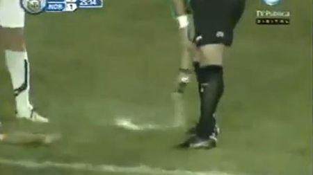 VIDEO Accidentare ORIBILĂ‚ în Argentina: un fotbalist a fost călcat pe gât!** Arbitrul s-a purtat ca un criminalist