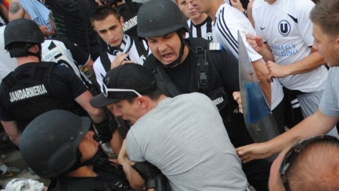 Incidente la finalul partidei FCM Tg. Mureș - "U" Cluj!** Un fan a fost bătut de forțele de ordine, lângă duba jandarmilor