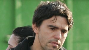 Contra, condamnat nu decorat