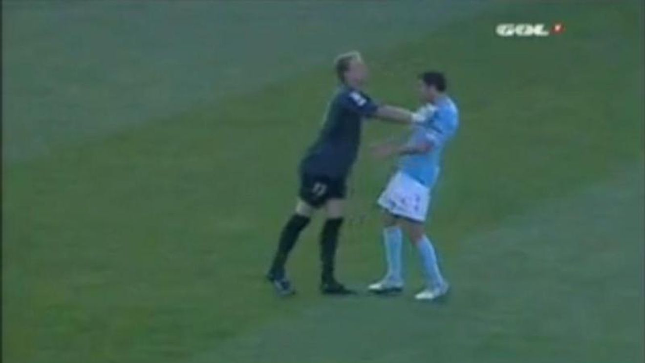 VIDEO** Un portar și-a pierdut cumpătul și a vrut să-și bată coechipierul care a gafat!