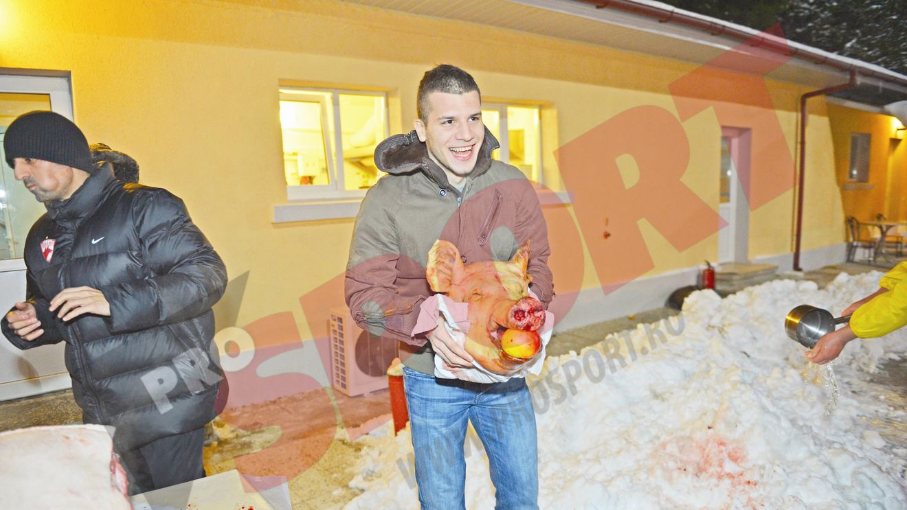 "Câini", fiare și șorici!** După două ședințe spartane, jucătorii lui Dinamo au asistat la tăierea porcului! Issa Ba și Boubacar s-au "ferit"