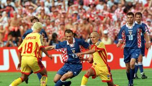 "Ședință! Trebuie să îndreptăm prostia făcută". Iordănescu a susținut la CM din Franța că părul vopsit blond insulta Biserica: "Am făcut un păcat. N-o să ne meargă bine cu Croația"