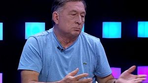 Ion Crăciunescu, răspuns ucigător după atacul lui Mihai Stoica: „Îmi turna în pahar, era în stare să îmi pupe mâinile!” Fostul arbitru îi declară război total managerului FCSB