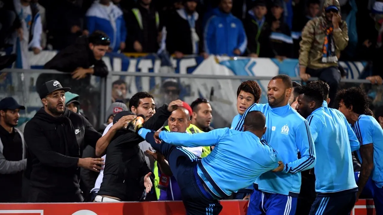 Patrice Evra a fost suspendat 7 luni de UEFA după ce a lovit cu piciorul în cap un suporter! UPDATE | Marseille i-a reziliat contractul