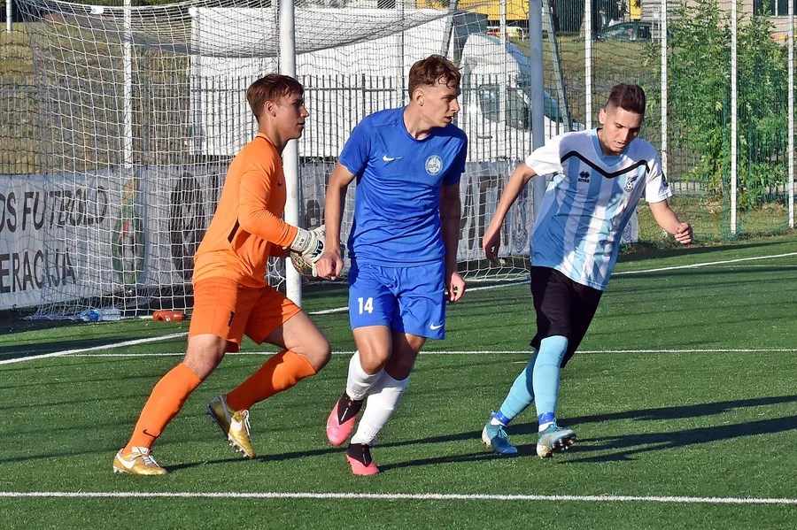 FOTO: Facebook FK Jonava / Bogdan Petrescu (dreapta), în tricoul celor de la Jonava, în liga a doua din Lituania