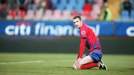 Steaua** agonisește