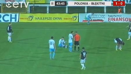 VIDEO | Au vrut să dea dovadă de fair-play, dar au ratat total gestul. Faza care a uluit toată lumea din stadion