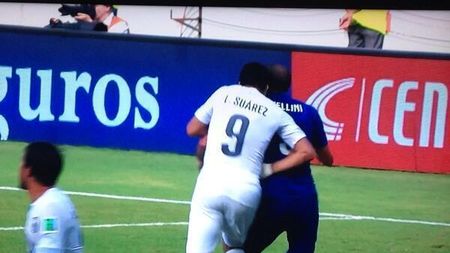 Apucăturile de canibal ale altor sportivi celebri: Suarez, pe urmele lui Tyson. Pe post de cină, printre alții, Holyfield și Mascherano