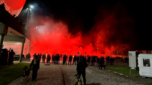 Fanii FC U Craiova au dat foc la torțe și au vrut să meargă peste jucători la autocar! Scene incendiare, după ce echipa lui Adrian Mititelu a retrogradat