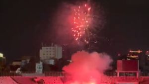 Artificii și torțe pe arena lui Dinamo după ce echipa lui Ovidiu Burcă a ajuns la un pas de Superliga! Imagini senzaționale cu ultrașii care au făcut recital în „Ștefan cel Mare” după victoria la scor de tenis cu FC Argeș | VIDEO EXCLUSIV