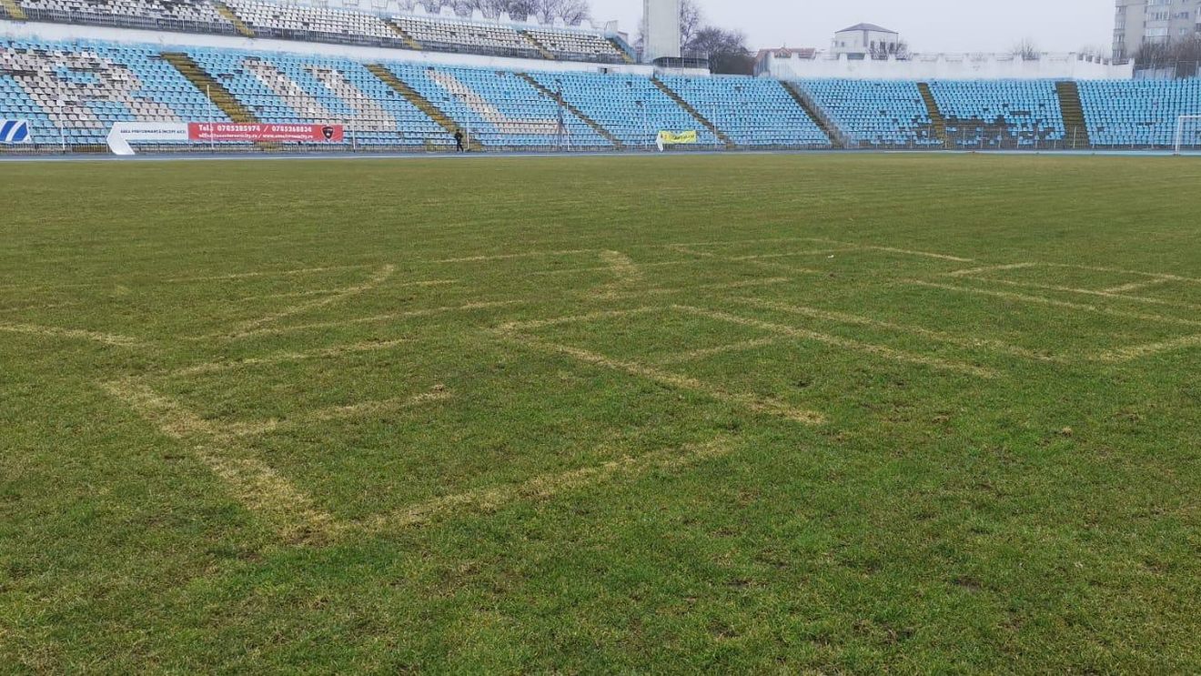 Bătaie de joc | "Forzza Steaua": gazonul Farului, vandalizat sub ochii oamenilor Primăriei. Stadionul luat de autoritățile locale cu mari promisiuni a fost lăsat în paragină: nicio investiție, plouă în clădiri, s-au furat cablurile de la nocturnă