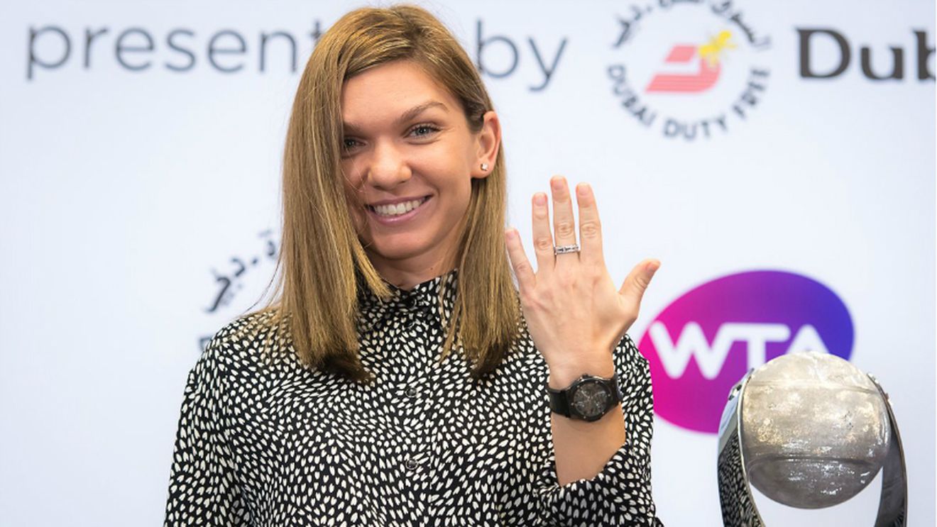 SUPER FOTO | Simona Halep a primit cel mai frumos trofeu, dar și un inel deosebit după ce și-a asigurat locul 1 până la sfârșitul anului: "Mă logodesc cu tenisul!"