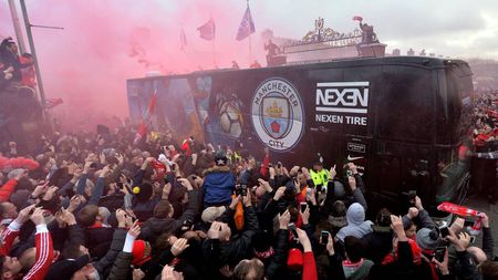 Guardiola a răbufnit: "Mulțumim că ne-ați protejat...să vă fie rușine! Nu mă așteptam la așa ceva de la un club precum Liverpool". VIDEO | Cum s-a văzut asediul "din interior"