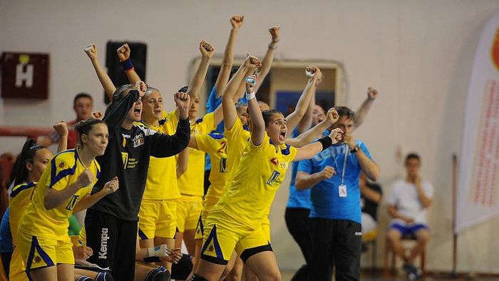 "Au fost injectate de mici cu ideea că sunt viitoarele campioane mondiale". Handbalistele tricolore sub 18 ani joacă finala din Macedonia, cu Germania, susținute din tribună de familii 