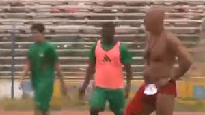 VIDEO: Un antrenor își conduce ședințele de pregătire îmbrăcat sumar: "Jucătorii trebuie să-mi vadă tatuajele. E cheia pentru o treabă bună" 