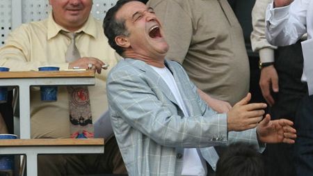 MM conduce tot! Becali i-a propus și postul de șofer de autocar:** "Michele, am înțeles că vrei să conduci singur!" Va fi și secretarul lui Vali Argăseală? :)