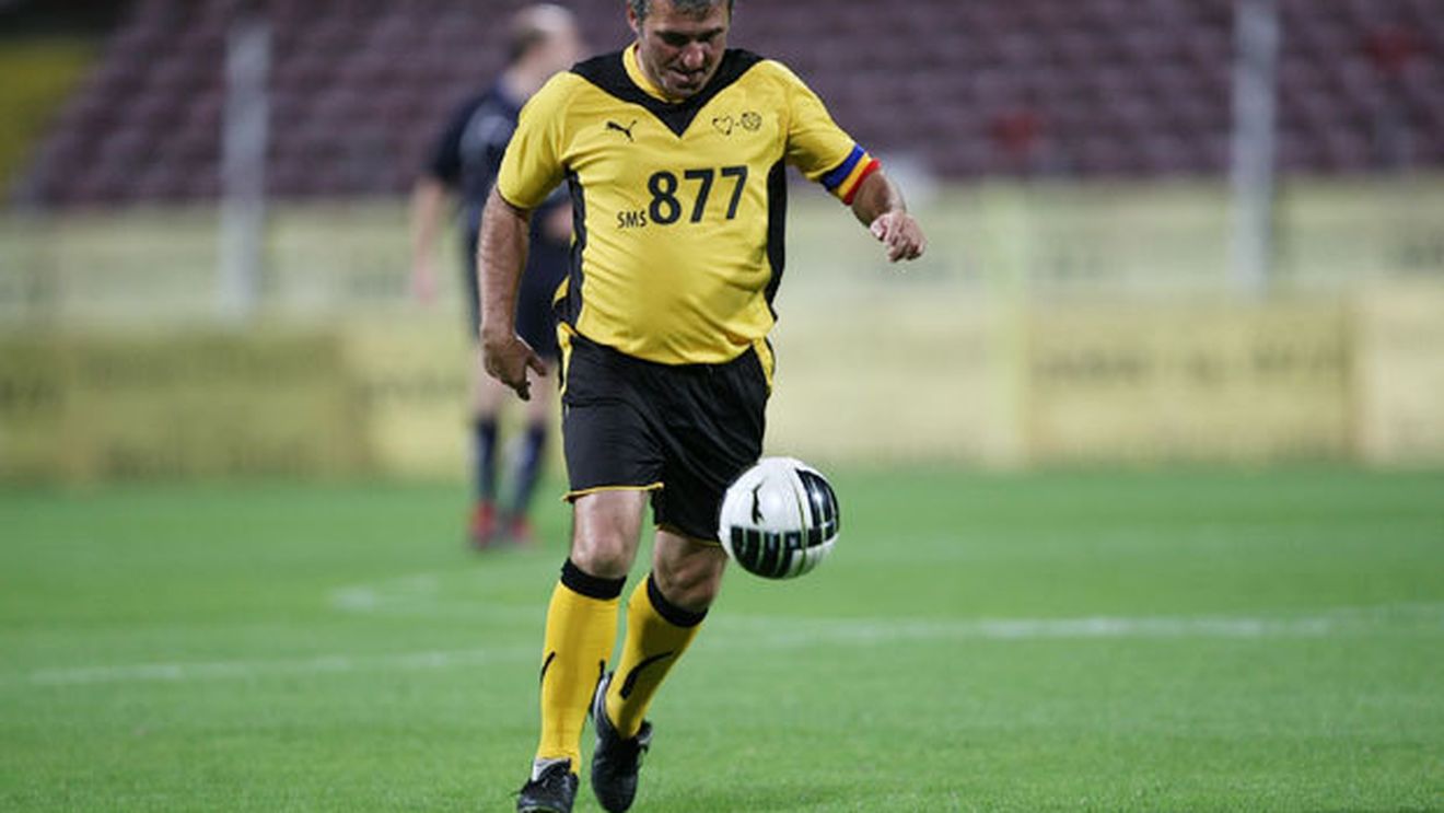 Vom avea din nou magie în iarbă!** Hagi va juca alături de legende ale fotbalului mondial într-un nou meci caritabil