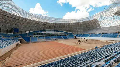 Se montează suprafața de joc pe noua arenă a Craiovei. În trei zile va fi gata și va fi mai performantă decât cea de pe Arena Națională. IMAGINI SPECTACULOASE