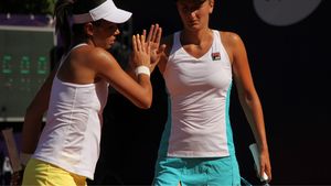 A șasea victorie consecutivă pentru Irina Begu și Raluca Olaru, la dublu. Româncele s-au calificat în sferturile turneului de la Cincinnati
