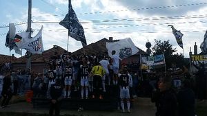 Ce se întâmplă când 2.000 de suporteri iau cu asalt un ministadion de... 50 de locuri? FOTO | Indicațiile aberante primite de localnici înainte de meciul celor de la U Cluj