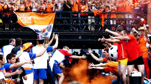 SUPER FOTO** Primire de gală pentru eroii Olandei! Sneijder și compania au defilat pe canalele din Amsterdam