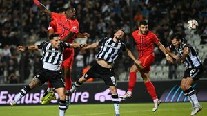 Comoție cerebrală și zece cusături. Diagnostic dur pentru fotbalistul lui PAOK care s-a ciocnit cu portarul în meciul cu FCSB