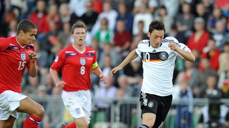 Mesut Ozil vrea să depună plângere după ce a fost insultat de partidul neonazist german, NPD