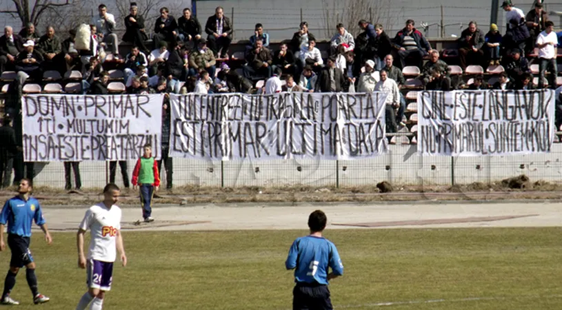 Membrii Asociației Fan Club FC Argeș protestează