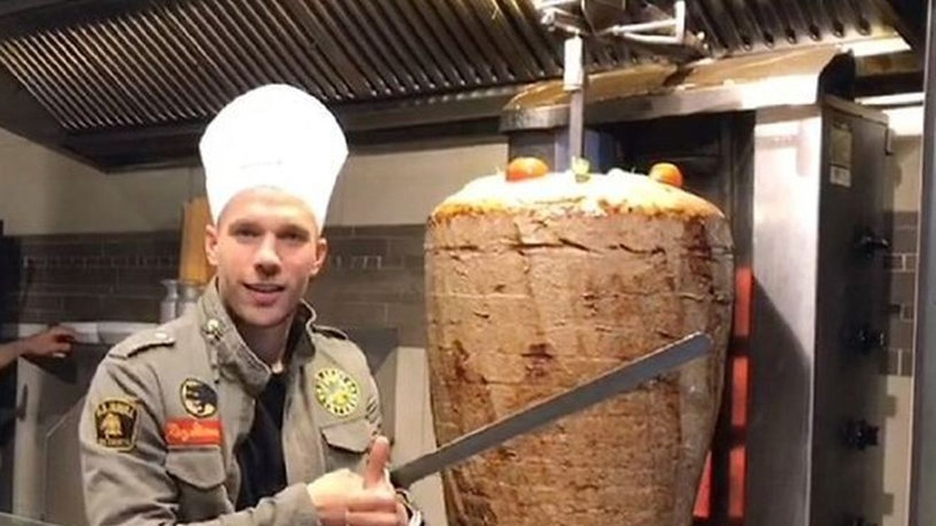 FOTO | Campionul mondial care vinde șaorma! :) Podolski și-a deschis un fast-food în Germania și conduce, deja, și un magazin de înghețată