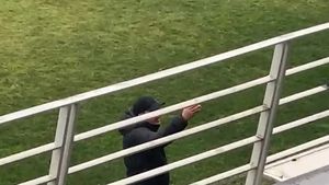 „Regele” nu a mai suportat ironiile din tribună. Gică Hagi l-a pus la punct pe un suporter recalcitrant la meciul amical Farul - FC Argeș. „Taci din gură, tată! E a doua oară! Taci din gură!” Constănțenii au făcut show în primul amical al iernii | VIDEO