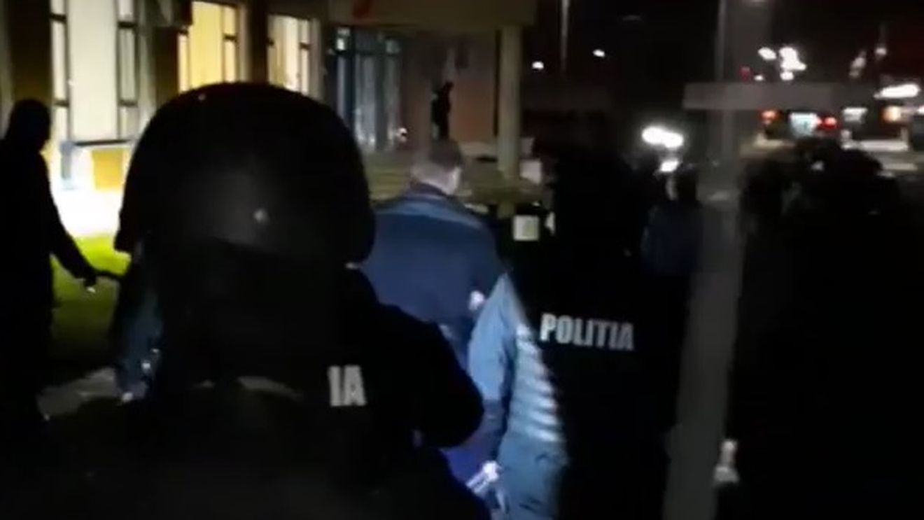 Criminalul din K1, Ștefan Achim, care a ucis un tânăr din Bacău după ce a descărcat 4 gloanțe în el, extrădat în România într-o operațiune ultra-secretă! L-au legat în lanțuri și l-au adus cu mașina, pentru că firma aviatică nu a avut curaj să își asume transportul